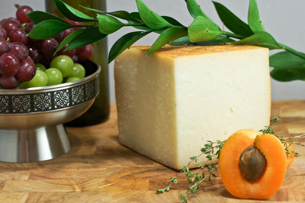 Идиасабаль — испанский твёрдый сыр, приготовленный из овечьего молока. Продукт родом из страны Басков и Наварры. Изготавливается из сырого и пастеризованного молока овец пород лача и каррансана. Вкус — лёгкий пикантный. (Artizone)