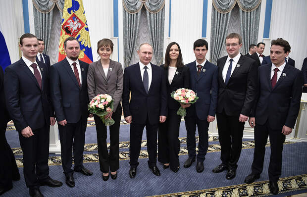 Президент России Владимир Путин (в центре) во время фотографирования с лауреатами премий в области науки и инноваций для молодых ученых