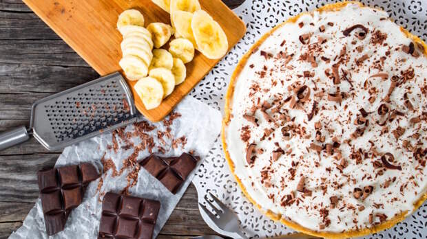 Забыла о возне с тестом и духовкой: готовлю торт с бананами всего за 30 минут