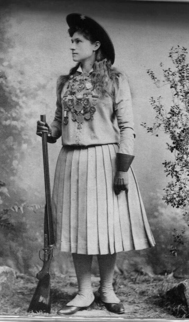 Энни оукли. Энни Окли Annie oakley. Энни Оукли women work. Энни Оукли спиной.