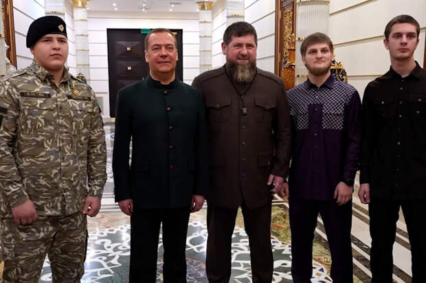 Глава Чечни Кадыров обнял замглавы Совбеза РФ Медведева