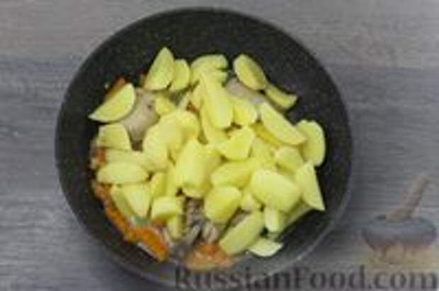 Фото приготовления рецепта: Тушёная картошка с курицей и грибами - шаг №4