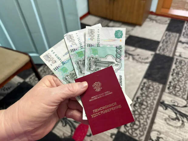 Пенсионеров заваливают деньгами: 5000 рублей на карту каждому, кто успеет до 1 июля