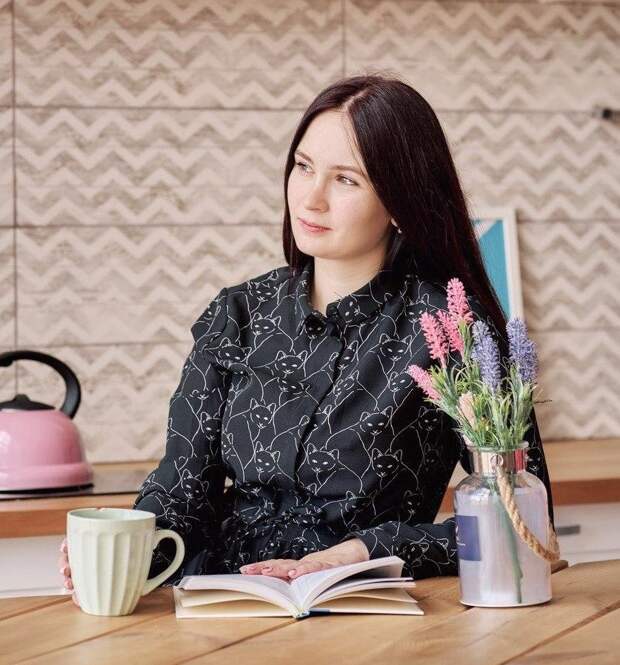 Детское ожирение – результат неправильной культуры питания. Несмотря на то, что данное высказывание можно с уверенностью отнести к банальной и общеизвестной истине, статистика показывает, что ситуация в этой области по-прежнему остается плачевной. У 30% российских детей в возрасте 5-7 лет наблюдается лишний вес и ожирение. Юлия Сидорова – детский эндокринолог клиники доказательной медицины «DocDeti», популярный медицинский блогер в Instagram – рассказала «Медицинской России» о том, как правильно сформировать пищевое поведение ребенка, какие ошибки чаще всего совершают родители и почему худеющим ни в коем случае не нужно садиться на диеты. Юлия Сидорова – детский эндокринолог клиники доказательной медицины «DocDeti» ЭФФЕКТ ЗЕРКАЛА