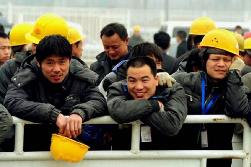 Наемные неквалифицированные рабочие в китае. Быстрые китайские работники. Наемные неквалифицированные рабочие в китае. Наемные неквалифицированные рабочие в китае. Строитель китаец.