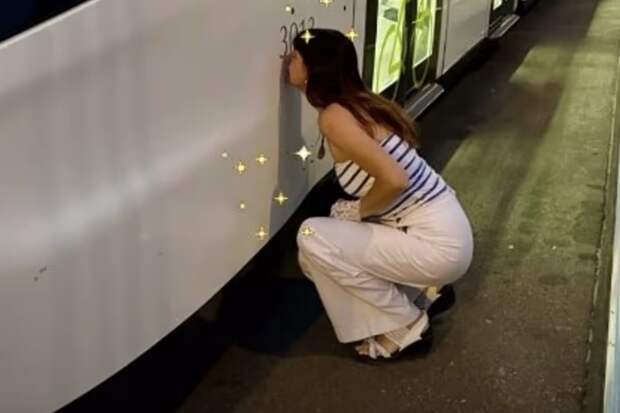 Daily Mail: француженка вышла замуж за городской трамвай