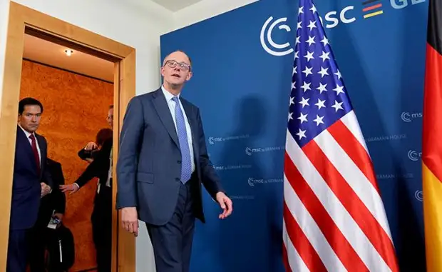 На фото: госсекретарь США Марко Рубио (слева) и канцлер Германии Фридрих Мерц на встрече в Мюнхене.