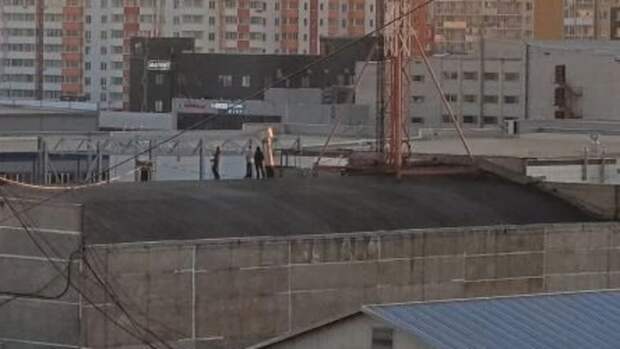 В Барнауле дети гуляли по крыше дома на Взлетной с проводами и вышкой