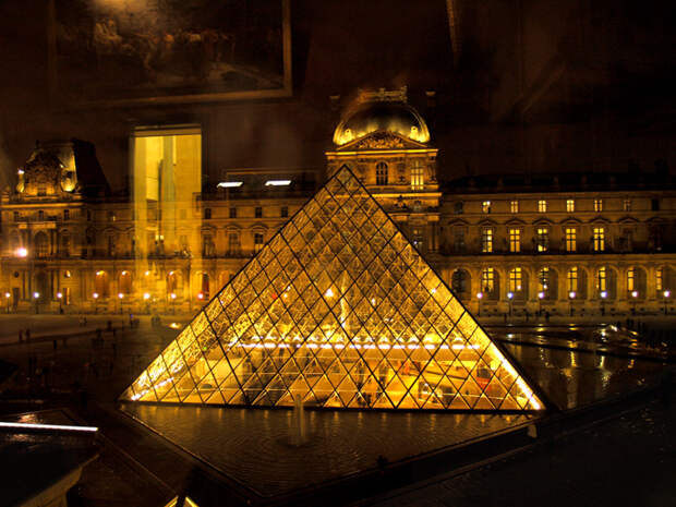 Пирамида Лувра. Фото: Amber Lacerta.