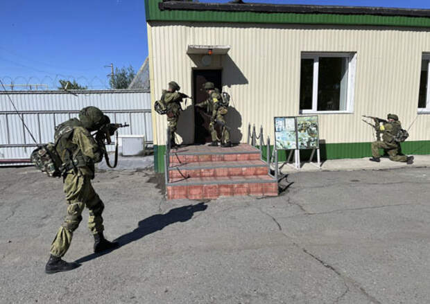 Военнослужащие ЦВО провели тренировку по антитеррору в Свердловской области