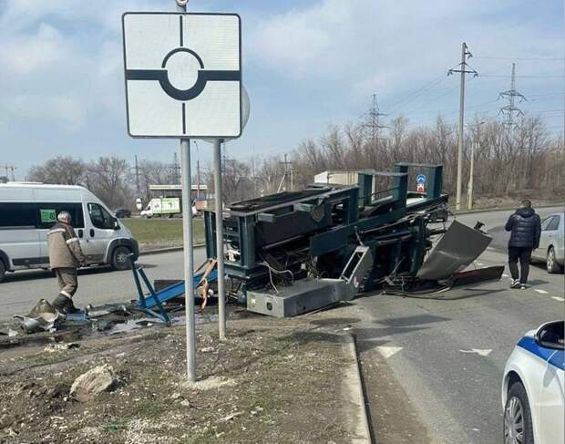 В Самаре на Южном шоссе с кузова КамАЗа упал ценный груз и перегородил проезд