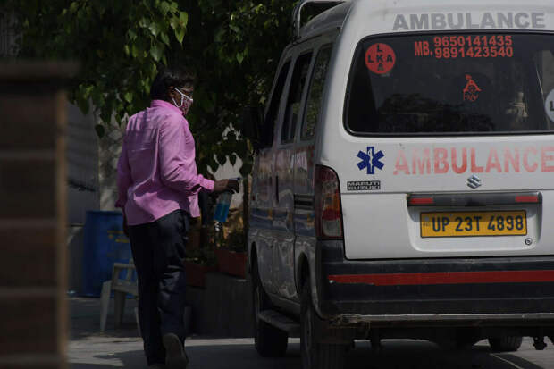 В Индии 10 человек спасли после обрушения трехэтажного здания