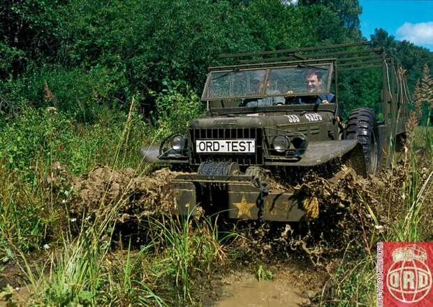 Американцы всегда отличались тем, что делали автомобили, рассчитанные на «узкие» условия эксплуатации. И Dodge WC-63 не исключение. Да, где-нибудь на Апеннинах эффективная система вентиляции важнее, чем «брызгозащищенность» экипажа. Но в СССР (как, впрочем, и в России) другие приоритеты. В общем, даже при не слишком высокой скорости «форсирования» водителя и пассажиров легендарного вездехода «накрывает с головой».