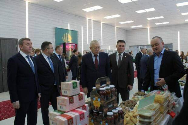 Депутаты Госдумы осмотрели в Алексеевском районе РТ обновляемые ДК и ЗАГС