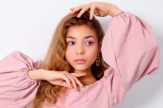 Школьница из Новосибирска стала самой красивой девочкой-моделью во Вселенной