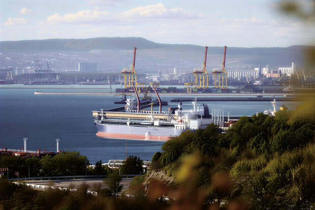 Рост цен на нефть из-за кризиса на Ближнем Востоке укрепляет экономику России