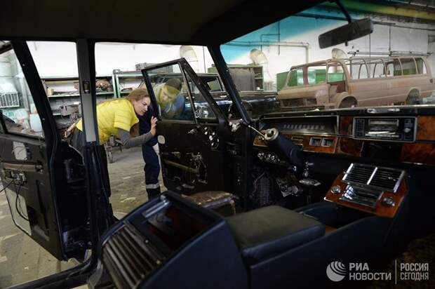 Реставрация автомобиля ЗИЛ-117 на участке внутренней отделки в цехе реставрации автомобилей представительского класса на АМО ЗИЛ в Москве