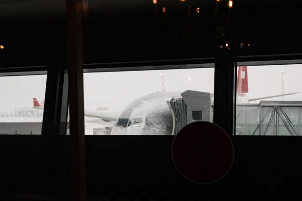 Самолет застрял в сугробе в аэропорту Москвы