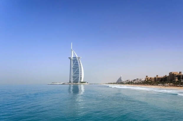 Иранский дрон атаковал легендарный отель Бурдж-аль-Араб в Дубае