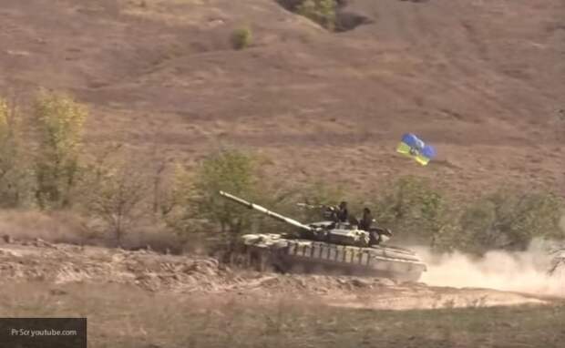 Обстановка в Донбассе накаляется: Киев стянул на фронт танки и БМП