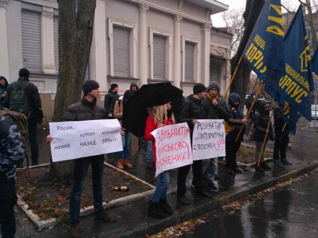 В Харькове толпа забросала фаерами генконсульство России В Харькове толпа забросала фаерами генконсульство России