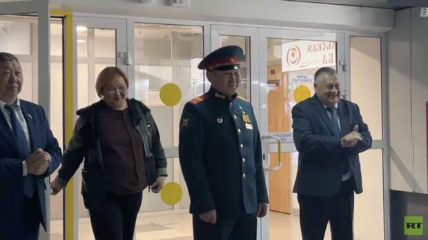 В аэропорту Иркутска прошла торжественная встреча Героя России Сергея Степанова