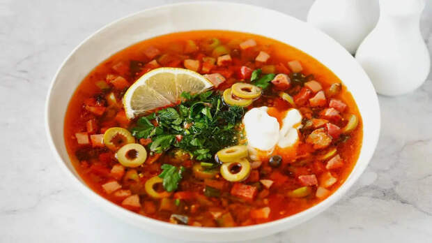 Угроза для поджелудочной и почек: Самый вредный и полезный суп назвал врач