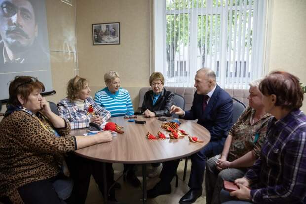 Глава Адыгеи побывал в Точке общения для людей старшего поколения