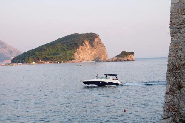 Российский писатель забрался на скалу ради красивого кадра в Европе и не выжил