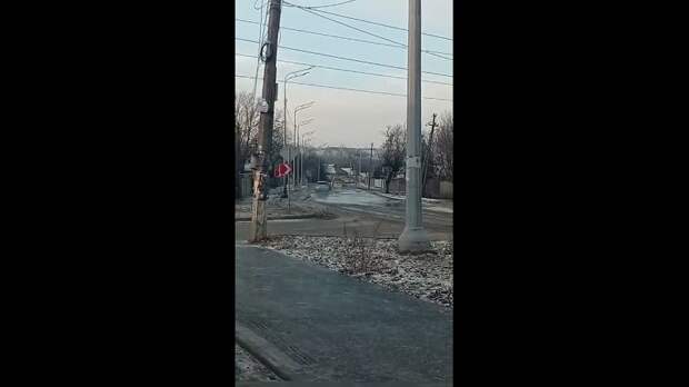 Вчера вечером в Макеевке возле супермаркета «Молоко» у остановки «Макеевчанка» на объездной творилось что-то невообразимое! Ма...