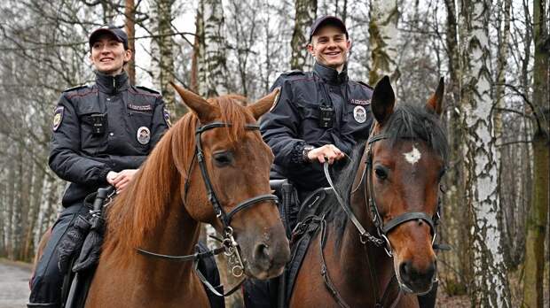 Конная полиция усмиряет буйных отдыхающих