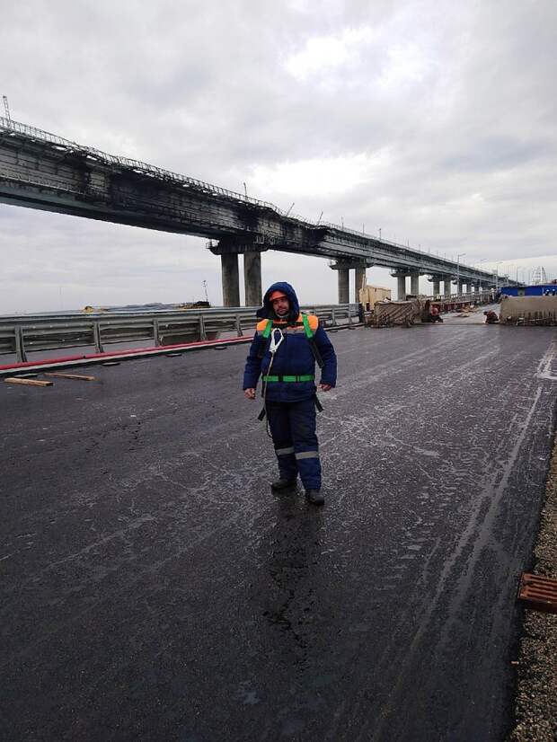 Укладка асфальта на Крымском мосту
