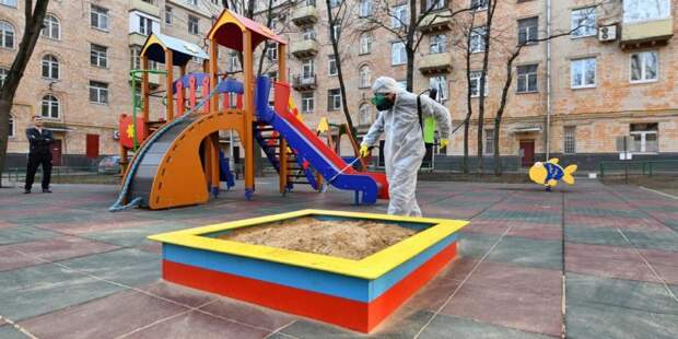 Собянин рассказал о регулярной дезинфекции городских территорий. Фото: mos.ru