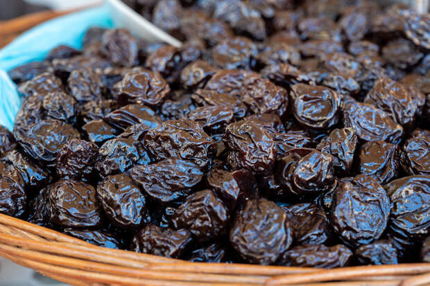 Врач де Соуза: чернослив снижает риск переломов костей у женщин после 50 лет