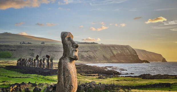 Статуи моаи на острове Пасхи.