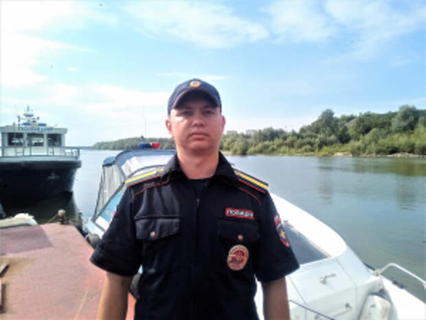 В Новосибирске командир катера речной полиции спас мужчину, спрыгнувшего с моста в Обь