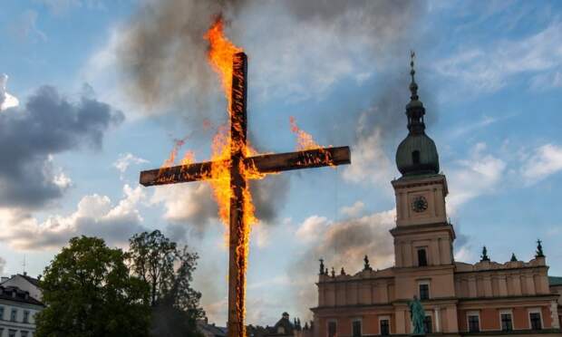 В Варшаве сгорел исторический крест, связанный с визитом Иоанна Павла II