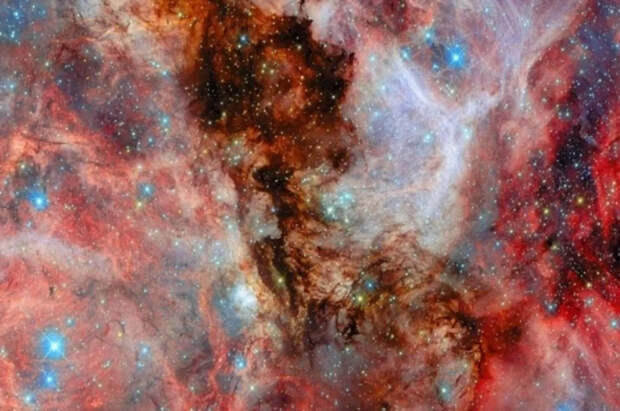 Телескоп Хаббл сделал снимок «завода по созданию звёзд» в глубине Вселенной