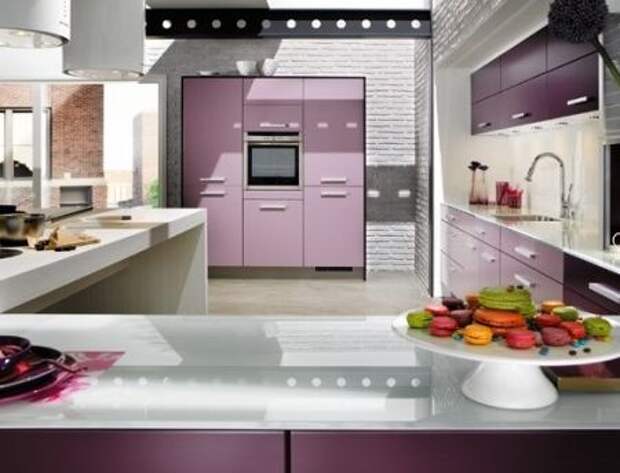 Оригинальных дизайн кухни в фиолетовом цвете