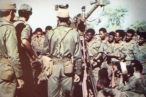 Кубинские инструкторы и эфиопские солдаты. Источник: https://warspot.ru/1301-paradoksy-ogadenskoy-voyny/images?name=%2F000%2F004%2F283%2Fcontent%2F10_M41.jpg
