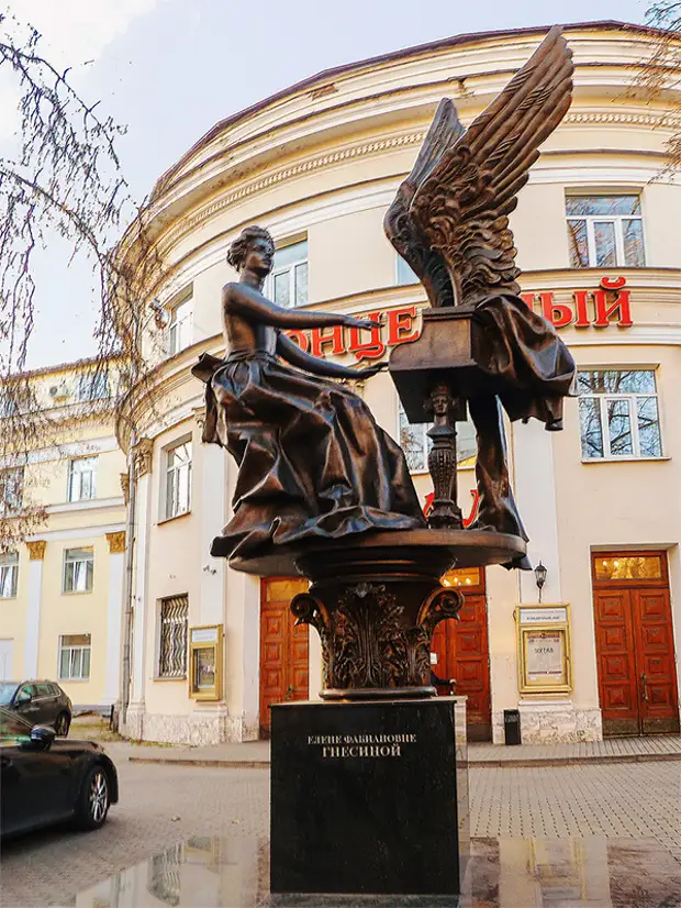 Памятник гнесиной. Памятник Гнесиной в Москве. Памятник Горькому в Москве на поварской. Памятник Гнесиной на поварской. Поварская улица Гнесинка памятник.