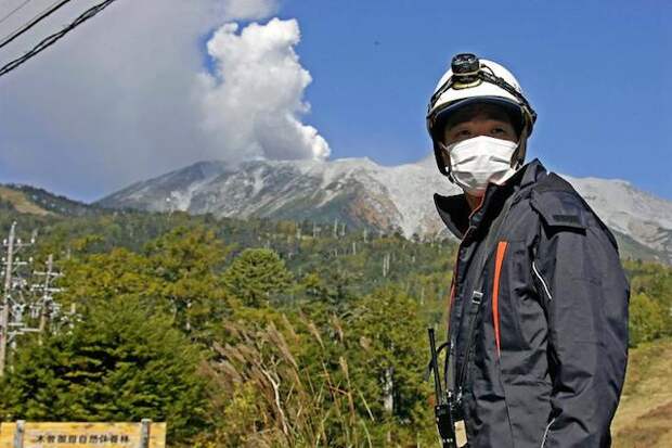 Японские хайкеры пострадали от извержения вулкана