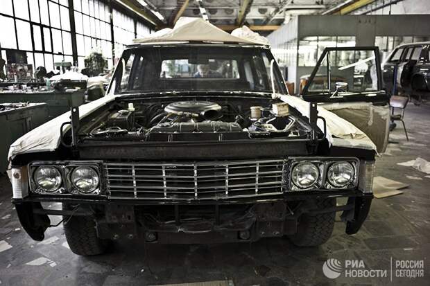 Автомобиль ЗИЛ-117 во время реставрации на участке внутренней отделки в цехе реставрации автомобилей представительского класса на АМО ЗИЛ в Москве