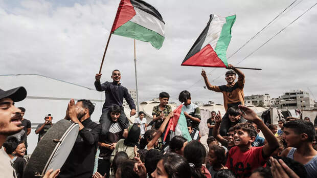 Палестинцы празднуют объявление о прекращении огня в Дейр-эль-Балахе. 9 октября 2025 - РИА Новости, 1920, 09.10.2025