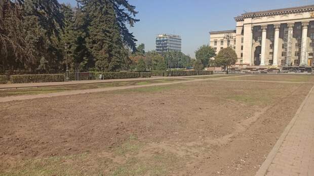 Туалеты у памятника и 94 тысячи уничтоженных цветов. Фестиваль бескультурья прошёл в Алматы