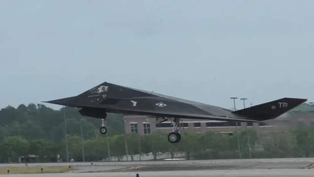 Американский «стелс»-штурмовик F-117A: снят с вооружения, но остаётся в строю