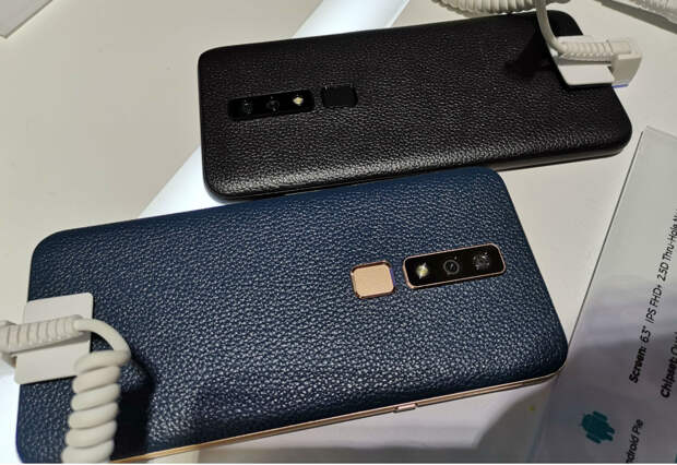 Hisense привезла на MWC 2019 смартфон с "дыркой" в экране и камерой 48 Мп