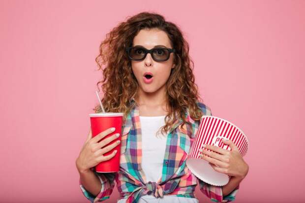 6 типов жен, от которых сбегают мужьяSurprised woman watching movies holding a drink and popcorn