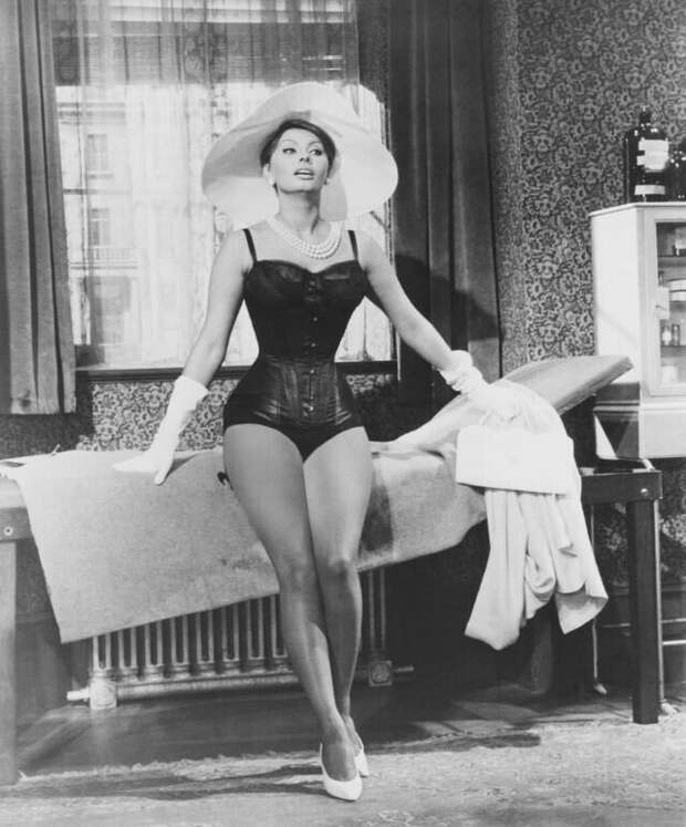 Сногсшибательная Софи Лорен во время съемок фильма "Миллионерша" (1960 г.)