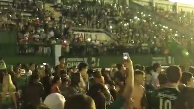 Видео: болельщики пришли на стадион, чтобы почтить память погибших в авиакатастрофе бразильских футболистов